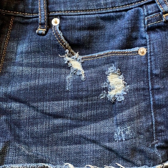 Abercrombie & Fitch•Distressed Rolled Hem Denim Women’s Shorts,Size 27/2, EUC - Picture 7 of 11